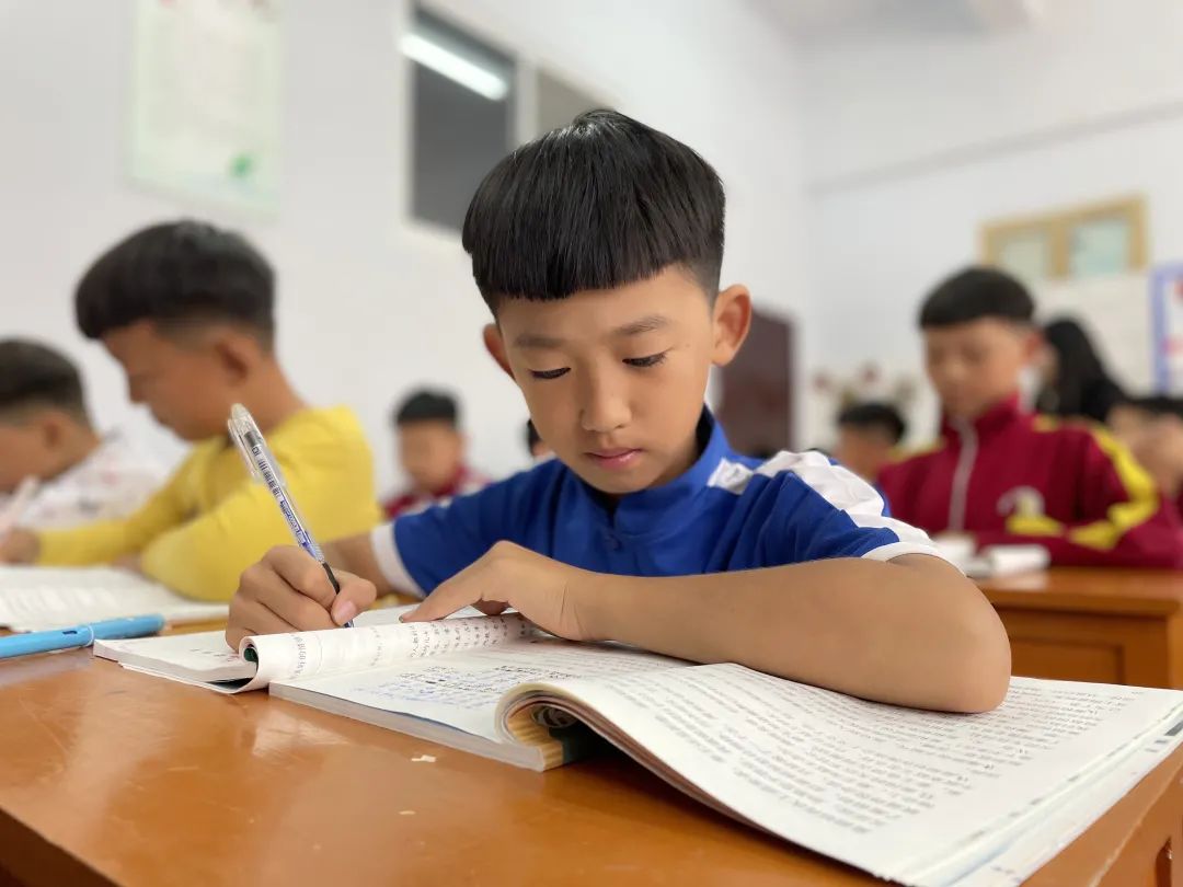 「美丽鹅坡」我校学生任泽一参演电影《我和我的父辈》